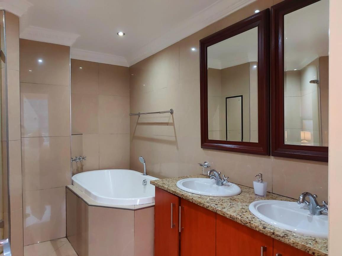 Ocean Sunrise At The Sails - Durban Point Waterfront Apartment Exterior photo
